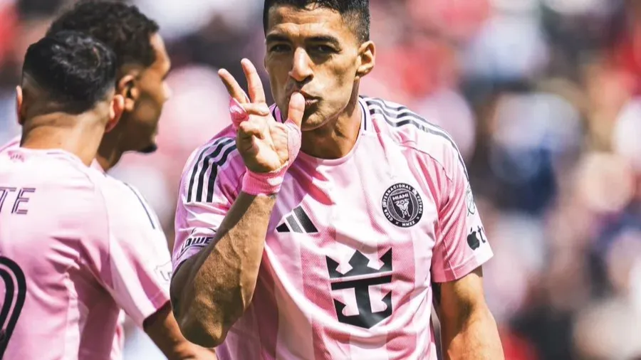 Dos uruguayos en rosa: Luis Suárez reacciona a la maglia de Guillermo Silva 